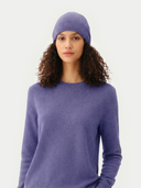 € 99 Cashmere Hat & Sweater Set Dusted Peri worn by model, detail view on white background