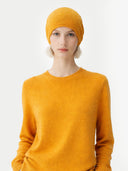 € 99 Cashmere Hat & Sweater Set Daffodil  worn by model, detail view on white background
